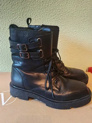 Botines negros con hebillas