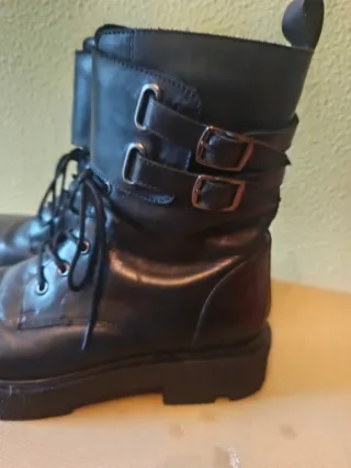 Botines negros con hebillas