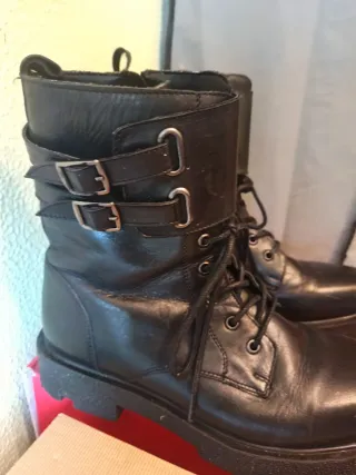 Botines negros con hebillas