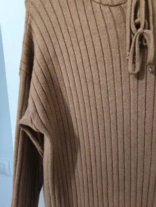 Vestido largo de punto con capucha