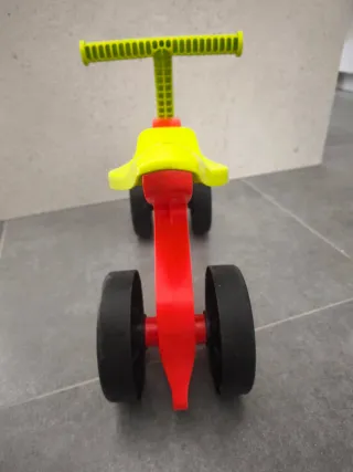 Moto correpasillos Little Tikes roja y amarilla