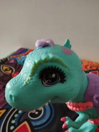 Cave Club-Rockelle y Tyrasaurus, Emberly y mascota