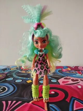 Cave Club-Rockelle y Tyrasaurus, Emberly y mascota