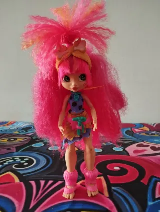 Cave Club-Rockelle y Tyrasaurus, Emberly y mascota