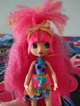 Cave Club-Rockelle y Tyrasaurus, Emberly y mascota