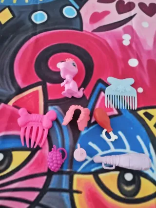 Cave Club-Rockelle y Tyrasaurus, Emberly y mascota