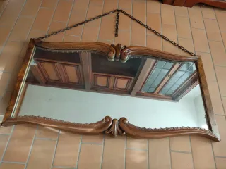 Specchio con cornice in legno