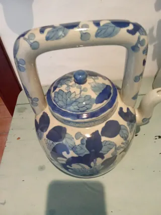 Tetera cerámica azul y blanca japonesa