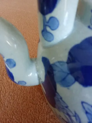 Tetera cerámica azul y blanca japonesa