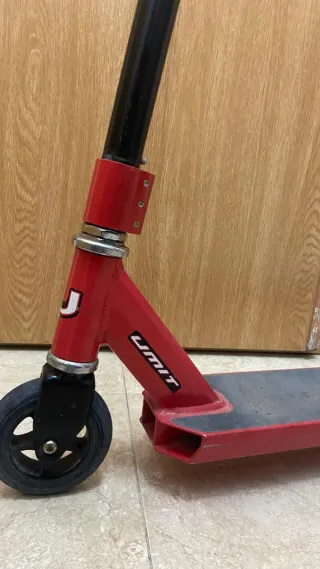 Patinete rojo y negro