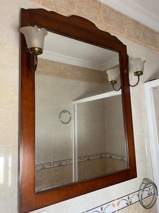 Espejo de madera con apliques dorados