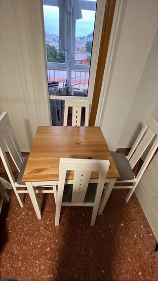 Mesa y 4 Sillas Comedor