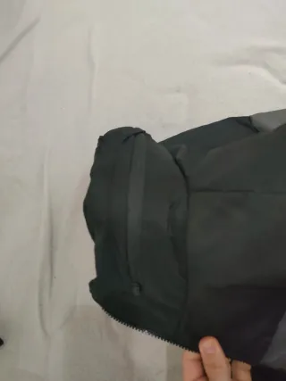 Chaqueta de plumas gris y negra sin estrenar