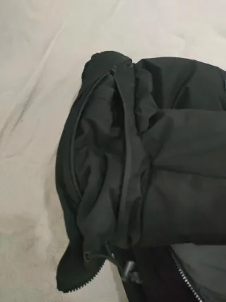 Chaqueta de plumas gris y negra sin estrenar