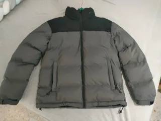 Chaqueta de plumas gris y negra sin estrenar