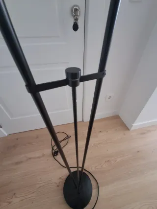 Lámpara de pie moderna negra