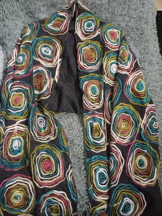 Sciarpa con ricami circolari