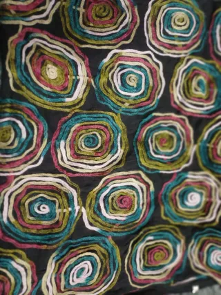 Sciarpa con ricami circolari