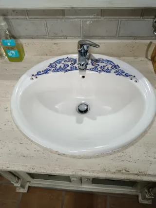 Mueble de baño rústico blanco completo.