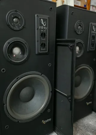 Altavoces Infinity SM 122 restaurados