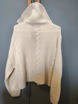 Chaqueta beige cuello alto cremallera