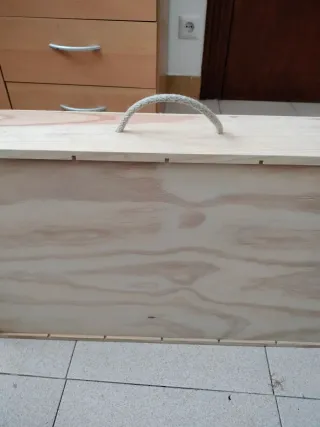 Caja de madera con asas