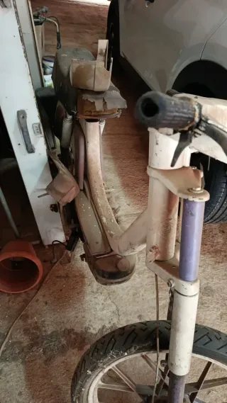 Moto Clásica Blanca