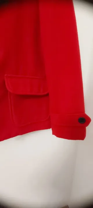 Abrigo Rojo Corto de paño con Cierre de Tacha