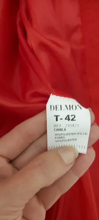 Abrigo Rojo Corto de paño con Cierre de Tacha