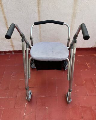 Andador con asiento y cesta