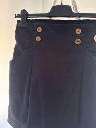 Falda negra Stradivarius botones y bolsillo
