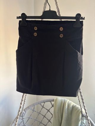 Falda negra Stradivarius botones y bolsillo