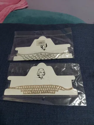 Gargantillas doradas y plateadas