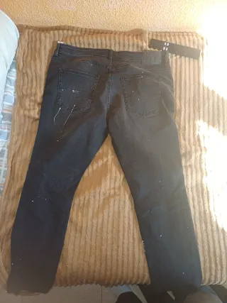 Pantalón vaquero negro con manchas de pintura