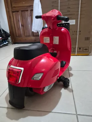 Vespa de juguete roja