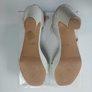 Zapatos de fiesta plateados y blancos