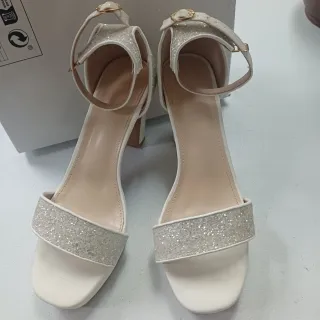 Zapatos de fiesta plateados y blancos