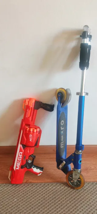 Patinete azul y pistola Nerf Mega