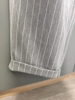 Pantalón de vestir a rayas gris
