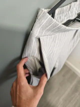 Pantalón de vestir a rayas gris