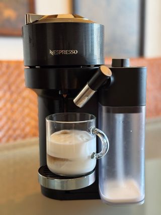 Cafetera Nespresso Vertuo Lattissima