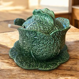 Olla de cerámica con forma de col