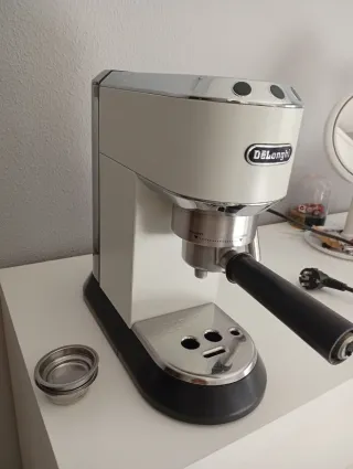 Cafetera Delonghi Dedica Blanca