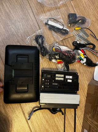 Pantalla de coche con cables