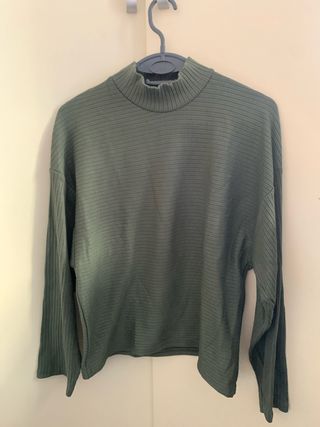Jersey Stradivarius verde cuello alto