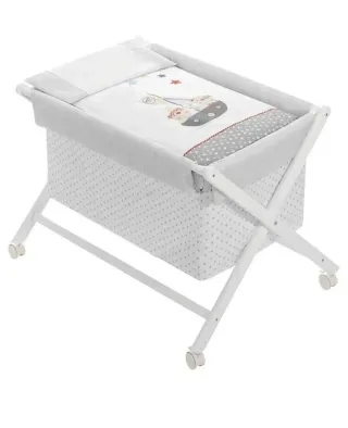 Mini cuna de madera con ruedas