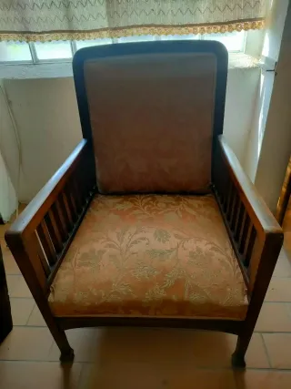 Poltrona antica in legno e tessuto