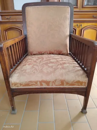 Poltrona antica in legno e tessuto