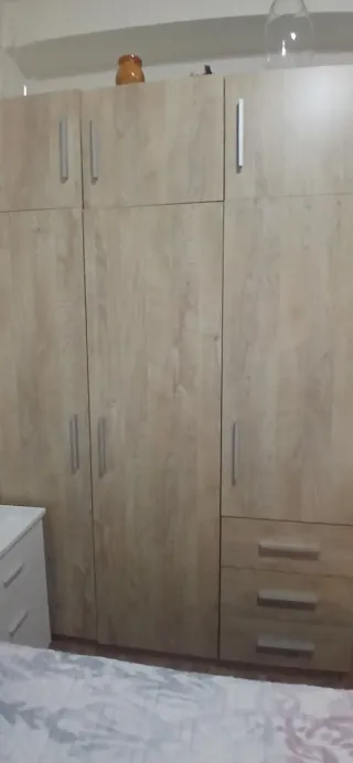 Armario de madera color beige y marrón