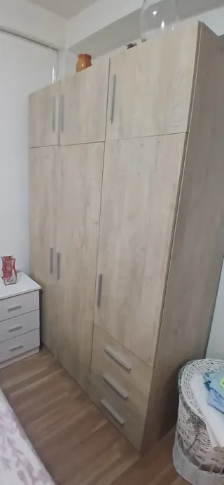 Armario de madera color beige y marrón